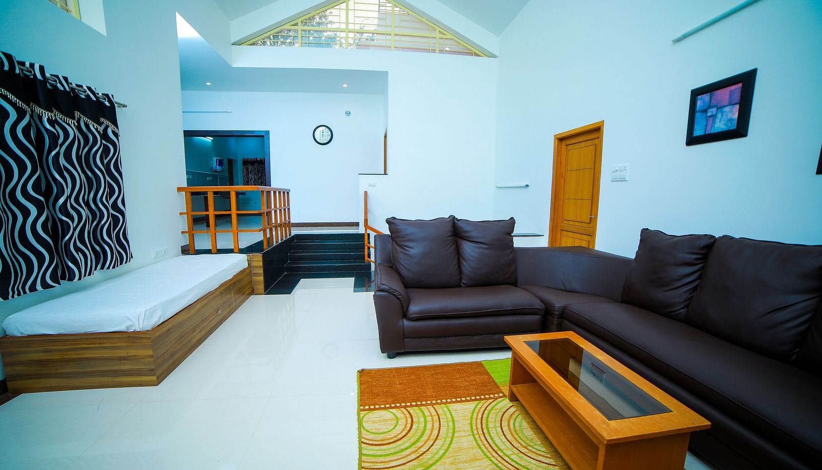 Image a seating room with sofas and a table in front of it at WOW Bison Woods.